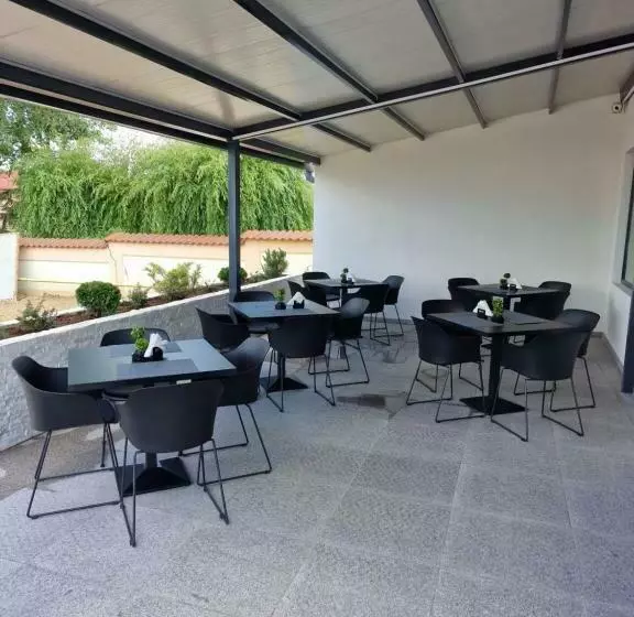 Hotelli Pensiunea Ada