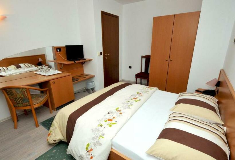 بنسيون Rooms By The Sea Trogir 15155