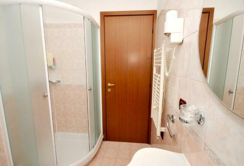 بنسيون Rooms By The Sea Trogir 15155