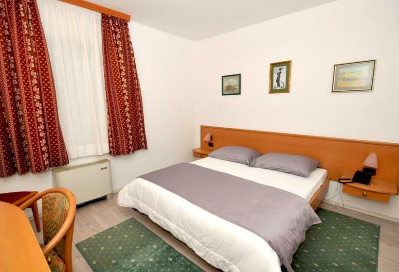 بنسيون Rooms By The Sea Trogir 15155