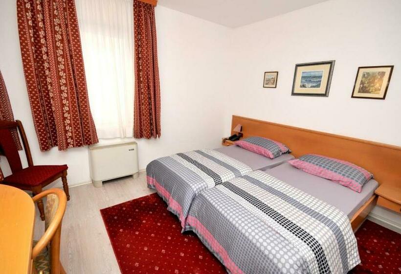 بنسيون Rooms By The Sea Trogir 15155