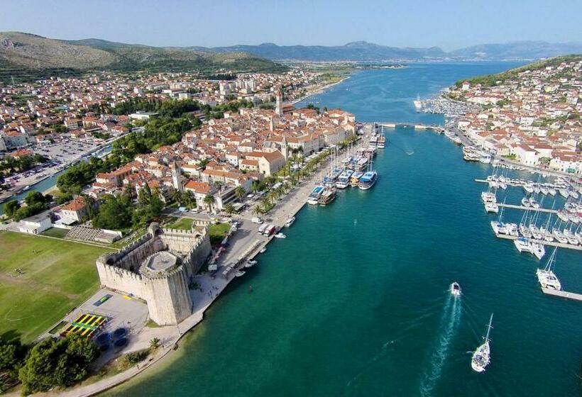 بنسيون Rooms By The Sea Trogir 15155