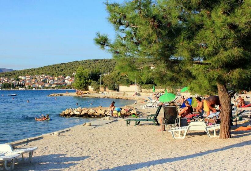 بنسيون Rooms By The Sea Trogir 15155