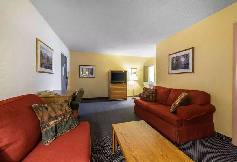 酒店 Rodeway Inn & Suites