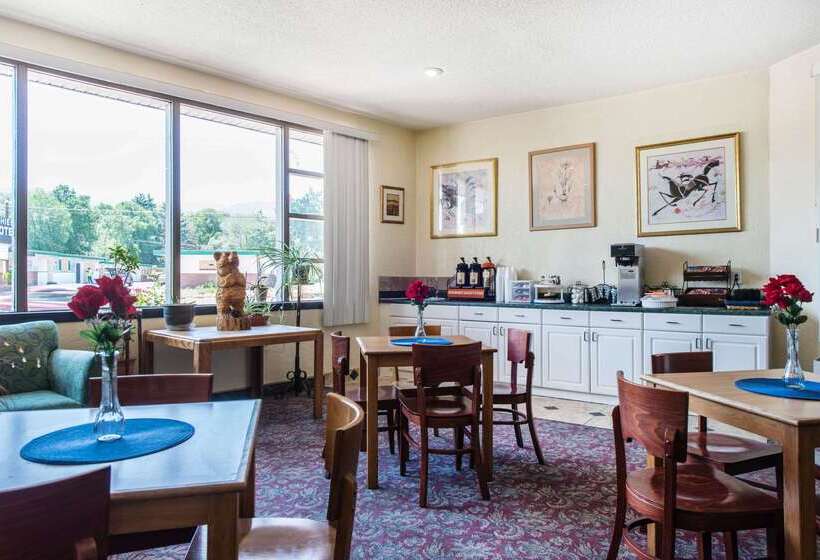 هتل Rodeway Inn & Suites