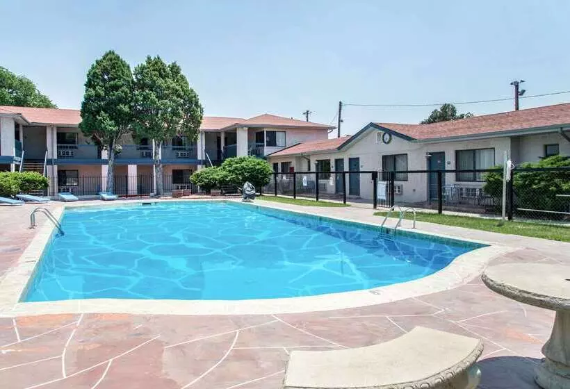 酒店 Rodeway Inn & Suites