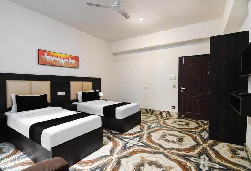 هتل Super Townhouse Oak Saramsa Garden