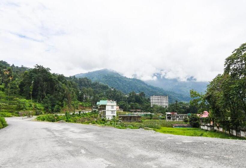 هتل Super Townhouse Oak Saramsa Garden