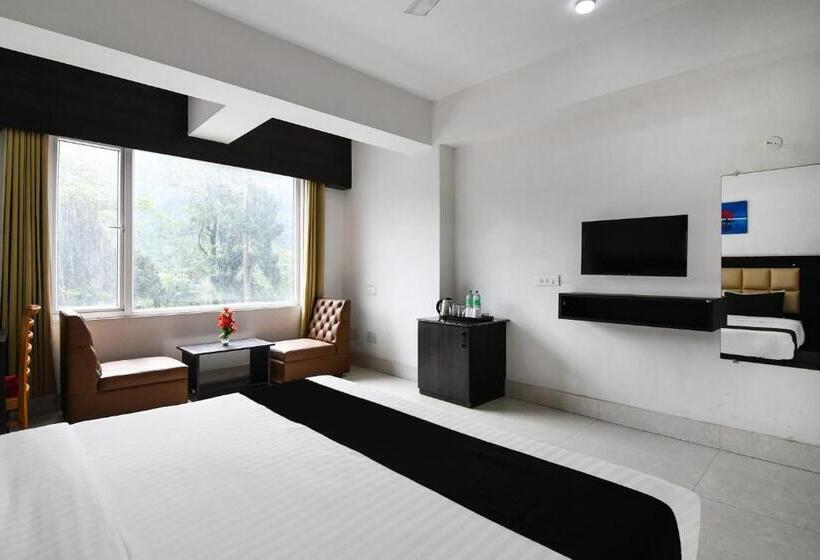 هتل Super Townhouse Oak Saramsa Garden