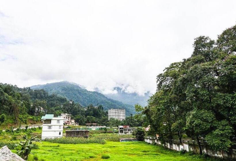 هتل Super Townhouse Oak Saramsa Garden