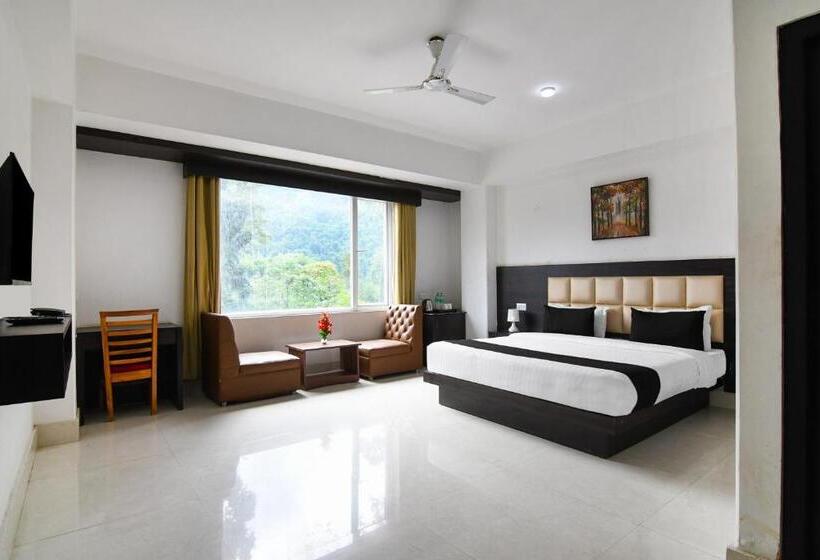 هتل Super Townhouse Oak Saramsa Garden