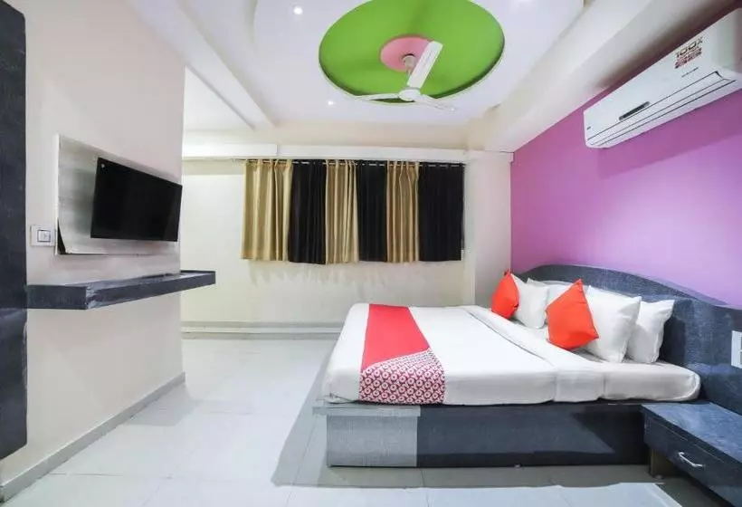هتل Oyo 70175  Green Palace
