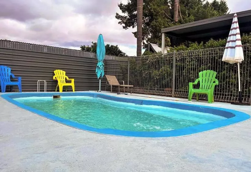 モーテル Country Roads Motor Inn