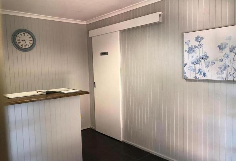 モーテル Country Roads Motor Inn