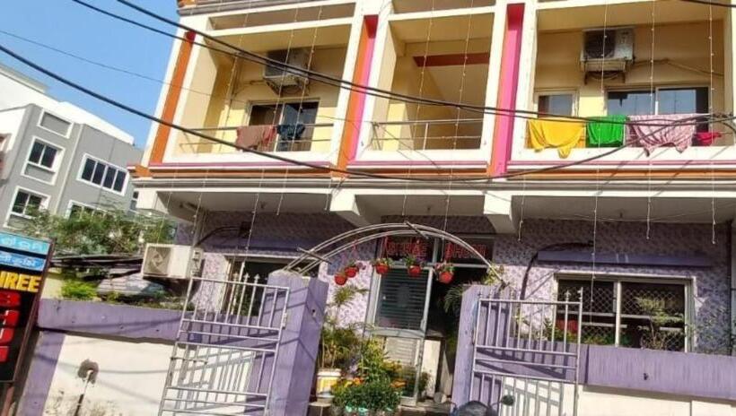 Hotel Goroomgo Shree Bhumi Puri