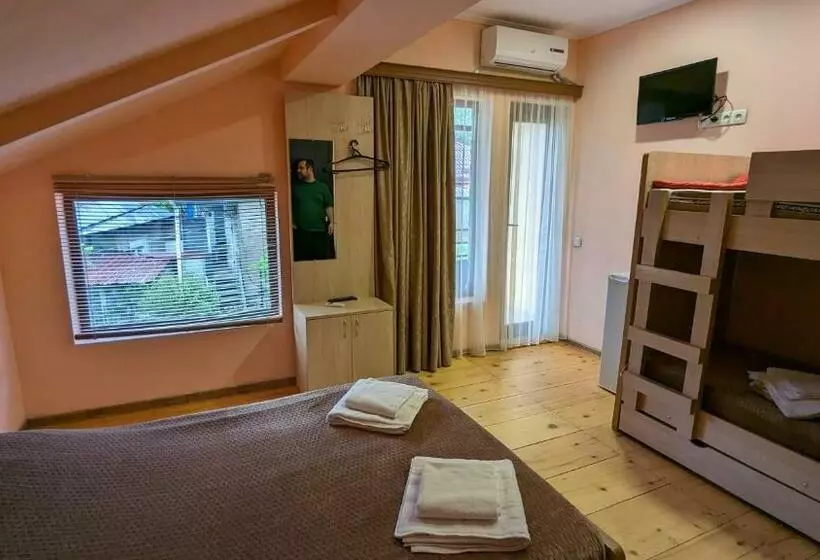 پانسیون Shera