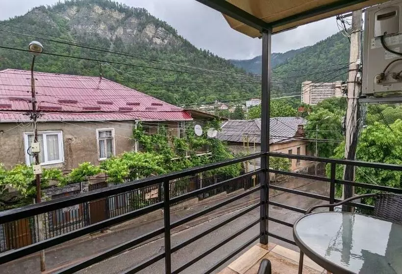 پانسیون Shera