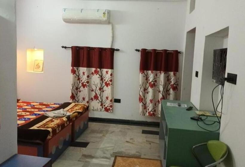 Bed and Breakfast Jag Niwas Guest House & Pure Veg Restaurant