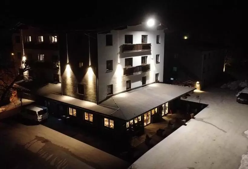 ホテル Contiki Haus Schöneck