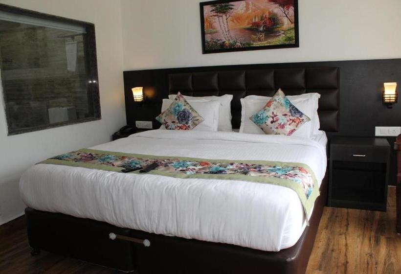 בית מלון כפרי The Leenor Regency