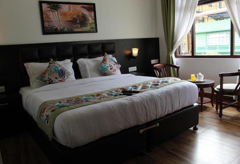 בית מלון כפרי The Leenor Regency