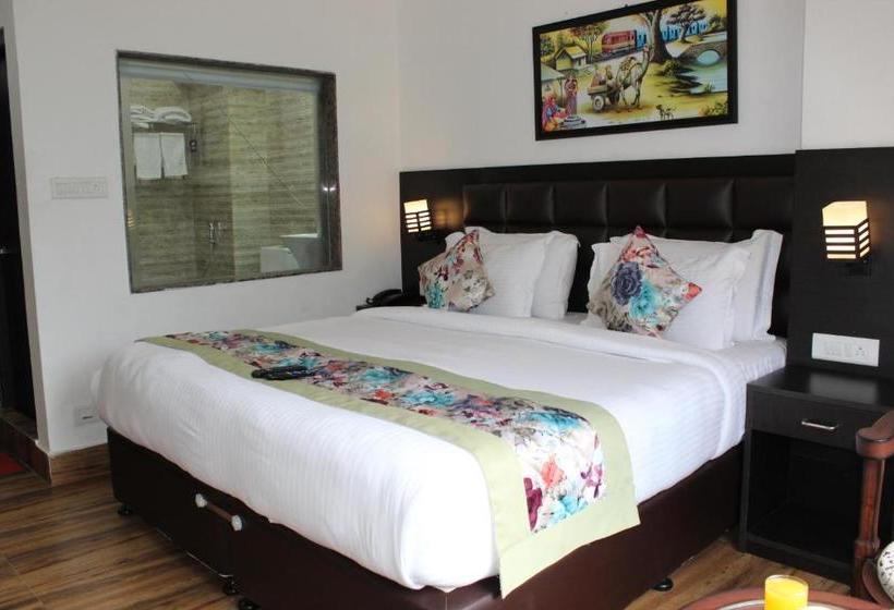 בית מלון כפרי The Leenor Regency