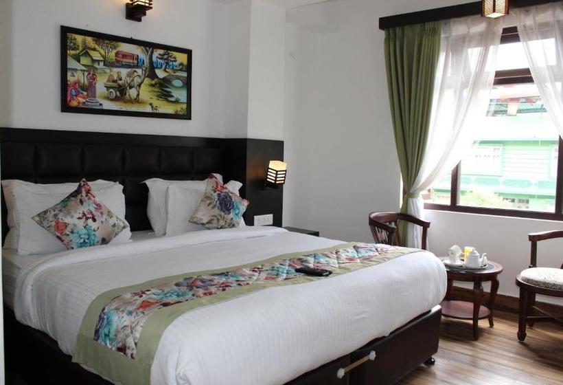 בית מלון כפרי The Leenor Regency