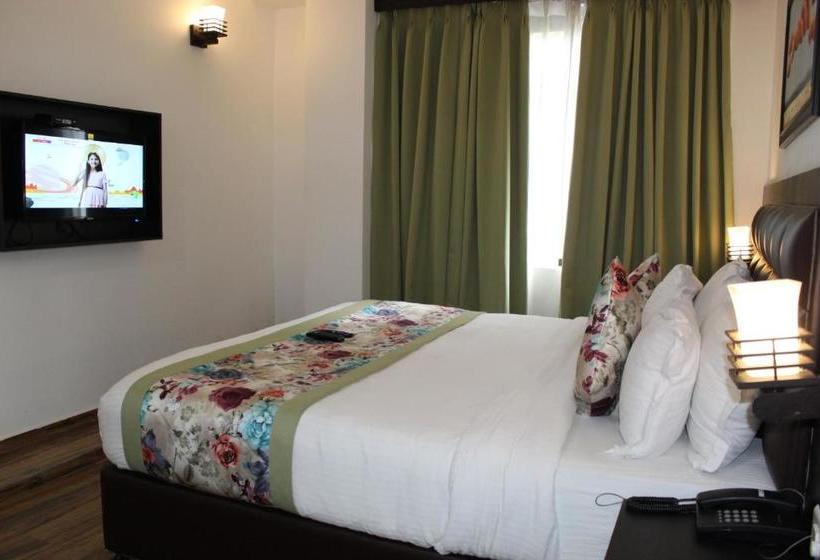 בית מלון כפרי The Leenor Regency