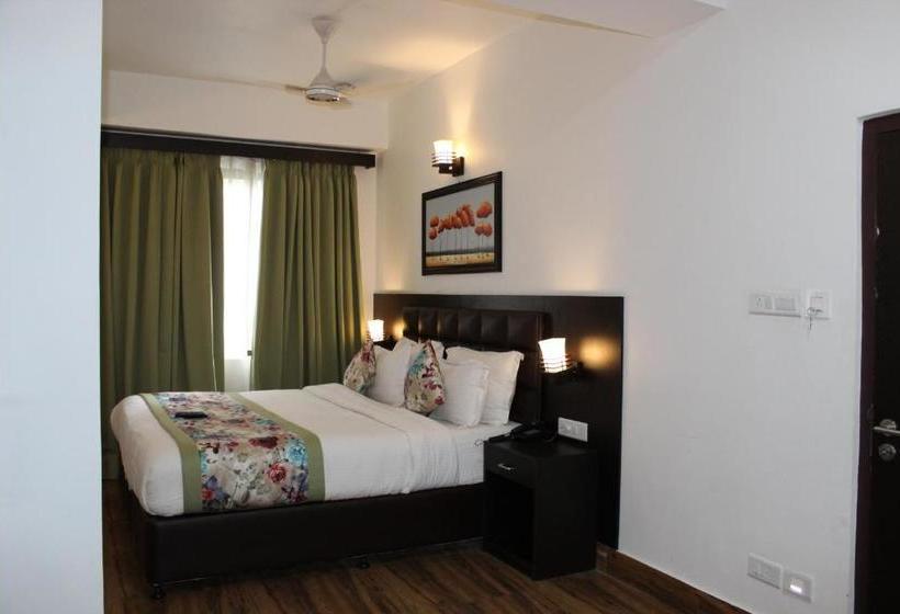 בית מלון כפרי The Leenor Regency