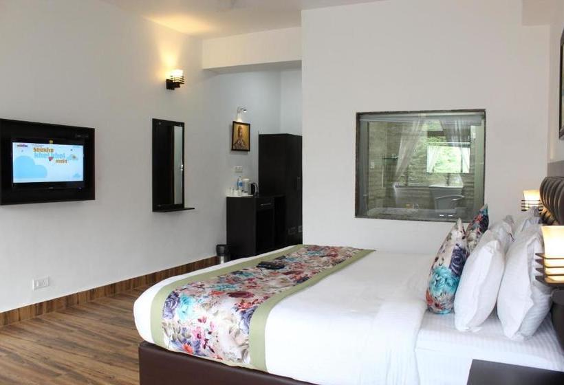 בית מלון כפרי The Leenor Regency