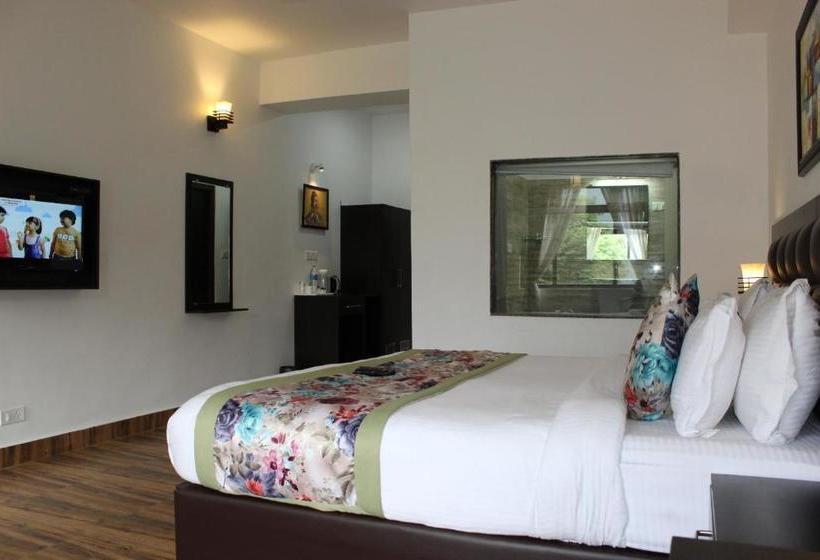 בית מלון כפרי The Leenor Regency