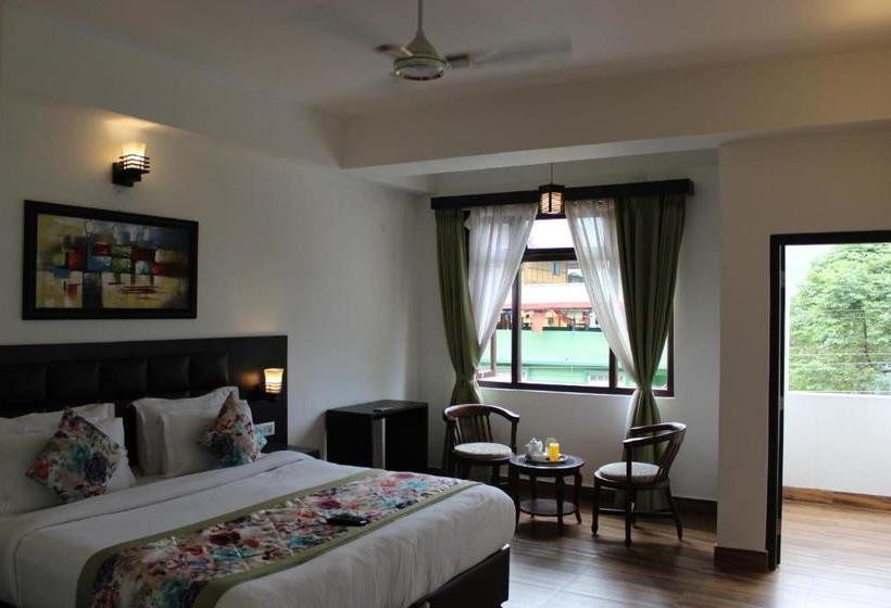 בית מלון כפרי The Leenor Regency