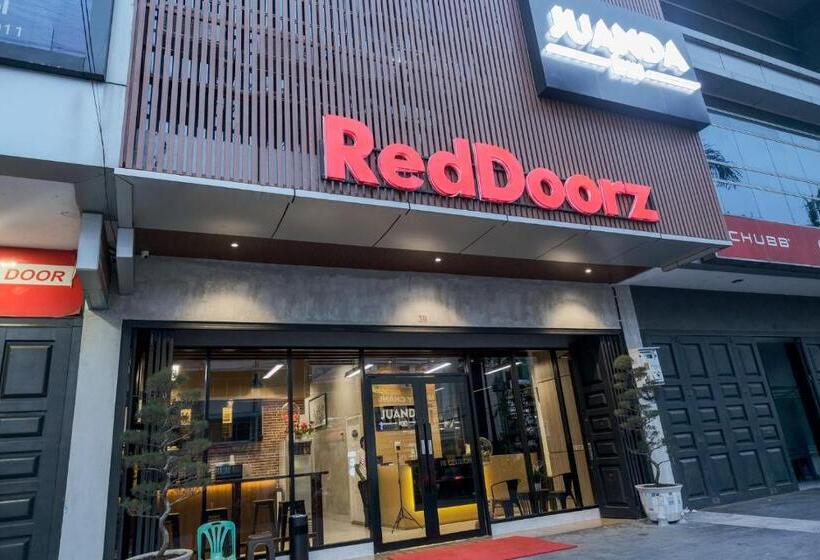 בית מלון כפרי Reddoorz Plus @ Jalan Juanda Medan