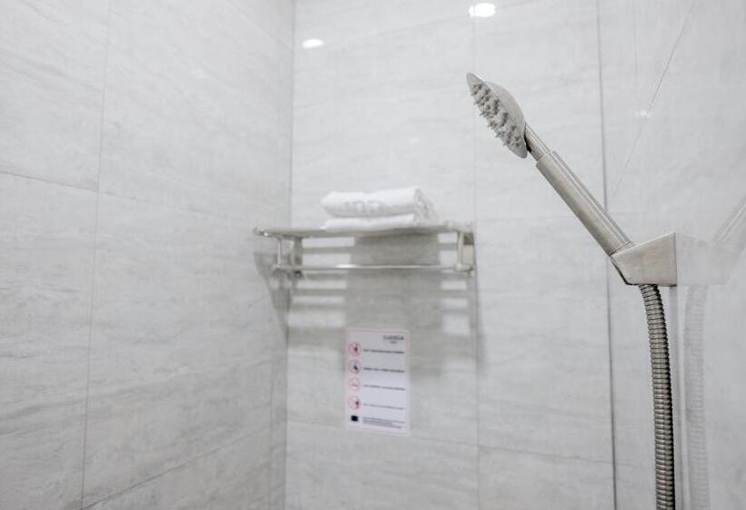 בית מלון כפרי Reddoorz Plus @ Jalan Juanda Medan