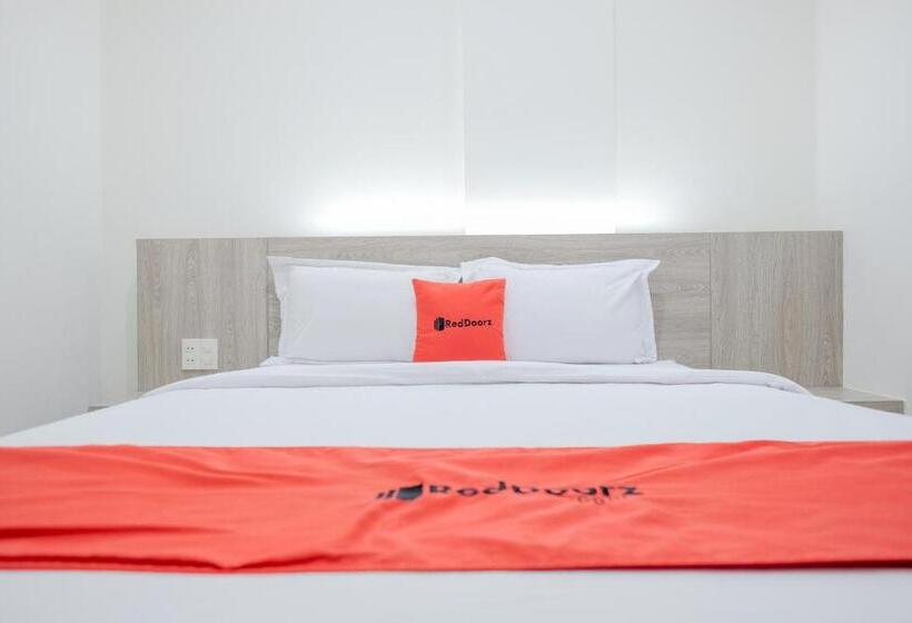 בית מלון כפרי Reddoorz Plus @ Jalan Juanda Medan