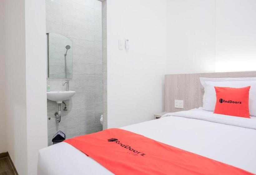 בית מלון כפרי Reddoorz Plus @ Jalan Juanda Medan