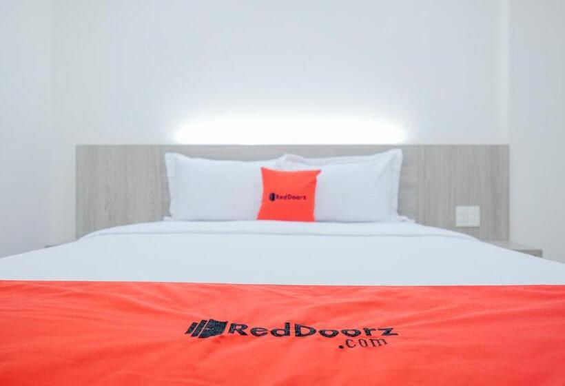 בית מלון כפרי Reddoorz Plus @ Jalan Juanda Medan