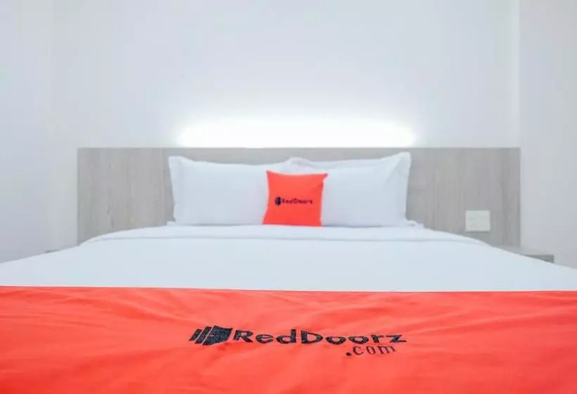 ホテル Reddoorz Plus @ Jalan Juanda Medan