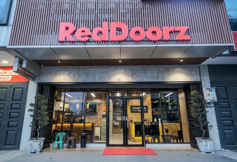 בית מלון כפרי Reddoorz Plus @ Jalan Juanda Medan