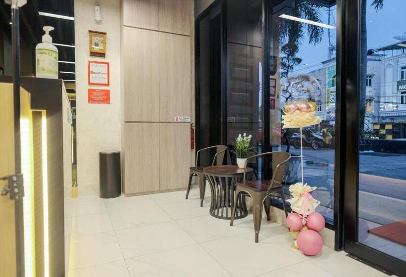 בית מלון כפרי Reddoorz Plus @ Jalan Juanda Medan