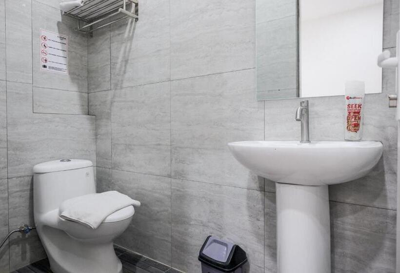 בית מלון כפרי Reddoorz Plus @ Jalan Juanda Medan