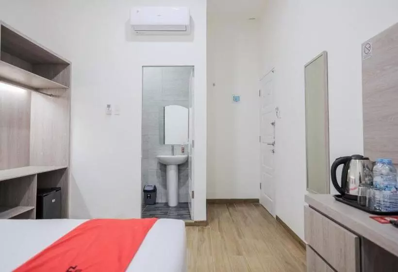 ホテル Reddoorz Plus @ Jalan Juanda Medan