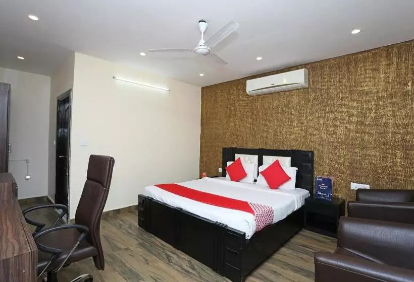 ホテル Oyo 29173 The Grand, Jammu