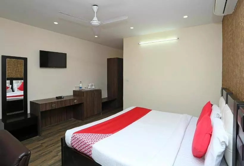 ホテル Oyo 29173 The Grand, Jammu