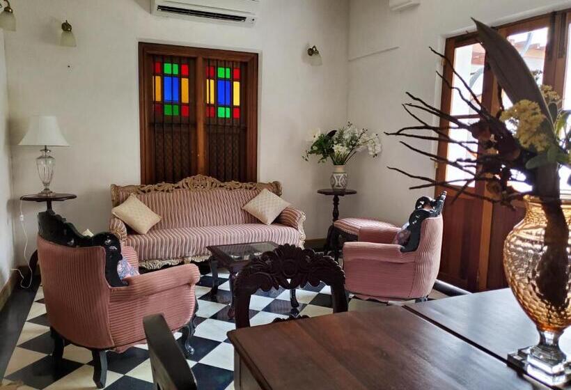 פנסיון Kariappa House