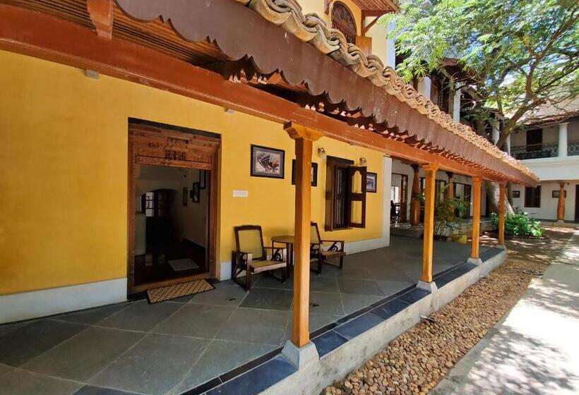 פנסיון Kariappa House