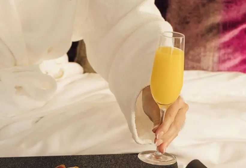 THE MIDLAND HOTEL, Chicago, a Tribute Portfolio Hotel