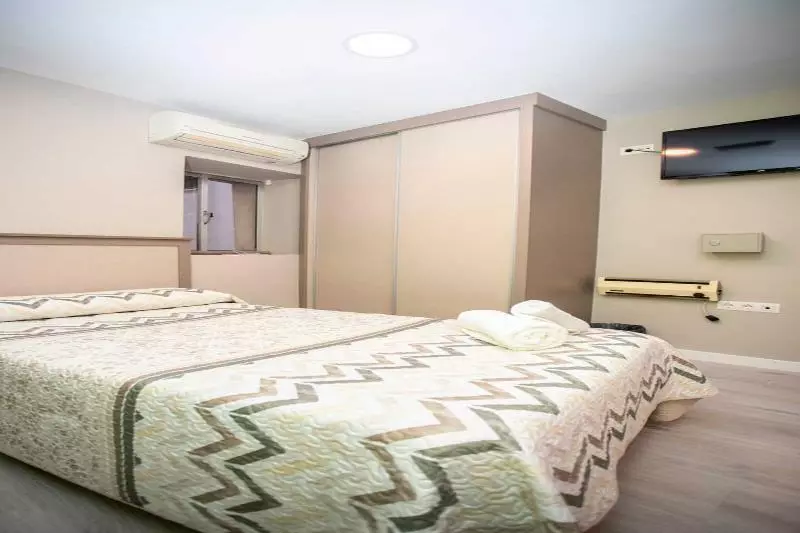 هتل Hostal Viena Plaza Nueva
