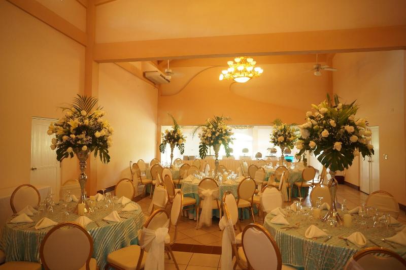 Hotel Las Olas Beach Resort