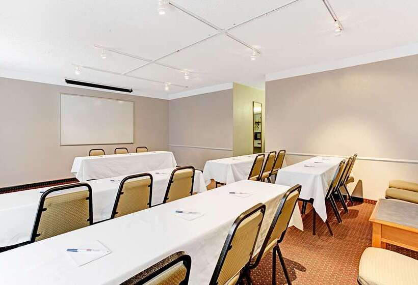 בית מלון כפרי Days Inn By Wyndham Tucson City Center